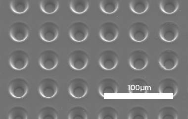 20 µm 通孔